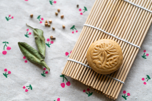 Chinese traditional festive desserts, Mid-Autumn Festival moon cakes