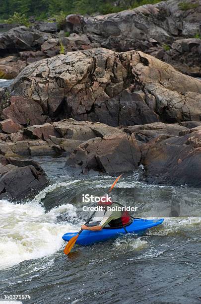 Whitewater Kajakarz - zdjęcia stockowe i więcej obrazów Brzeg rzeki - Brzeg rzeki, Chlapać, Dzień