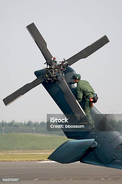 Photo libre de droit de Queue Rotor Dinspection banque d'images et plus d'images libres de droit de Armée - Armée, Hélicoptère, Hélice - Pièce mécanique