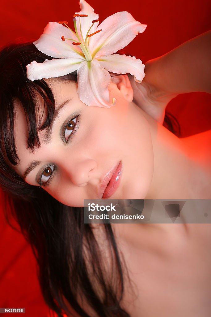brunette con flores de lirio blanco - Foto de stock de Adulto libre de derechos