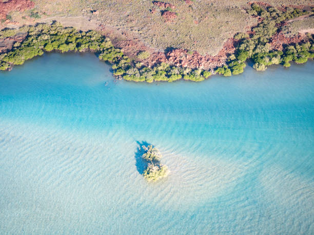 widok z lotu ptaka na plażę i skały - the pilbara zdjęcia i obrazy z banku zdjęć