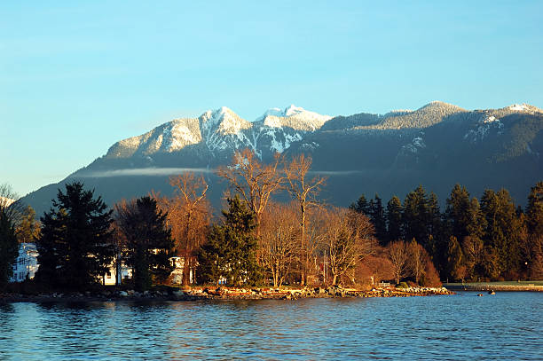 stanley park y la montaña grouse mountain - columbia oregon fotografías e imágenes de stock