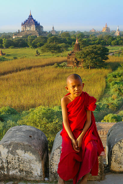 portrait de jeunes monk - hinduism monk buddhism myanmar photos et images de collection