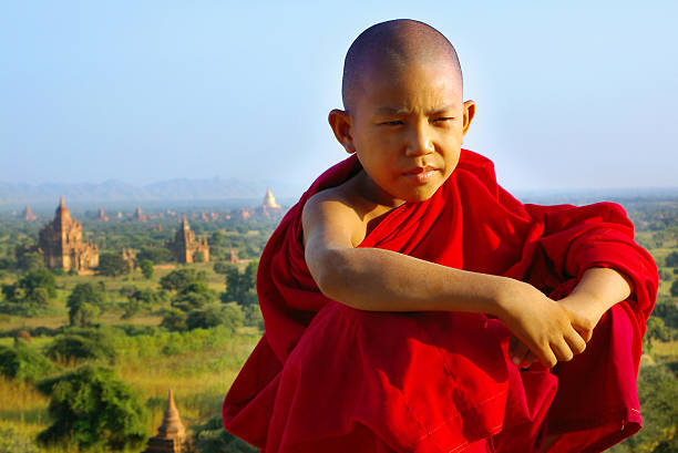 portrait d'un jeune monk - hinduism monk buddhism myanmar photos et images de collection