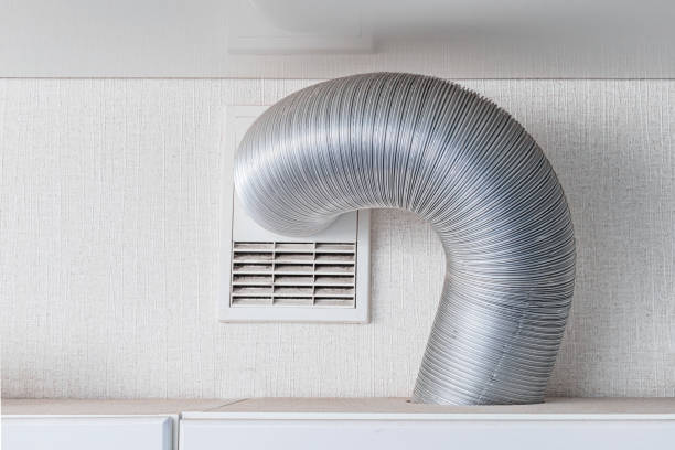 モダンなアパートメントのキッチンの換気フードパイプ。ファンと排気システム - 腺管 ストックフォトと画像