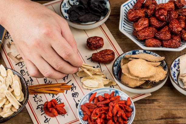 varios de la medicina tradicional china. - soup chinese culture herbal medicine chinese medicine fotografías e imágenes de stock