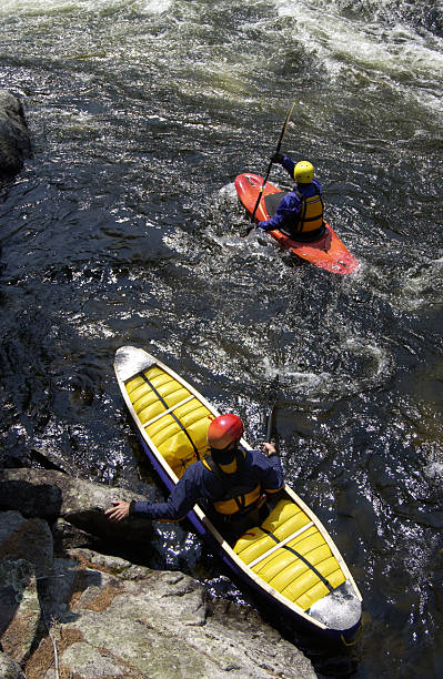 os remadores whitewater em eddy - white water atlanta imagens e fotografias de stock