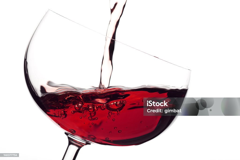 Il vino in un bicchiere a flusso - Foto stock royalty-free di Alchol