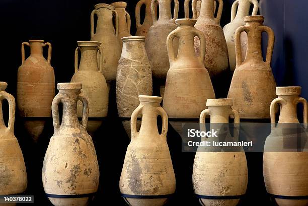 Amphorae - Fotografie stock e altre immagini di Anfora - Anfora, Antico - Condizione, Archeologia