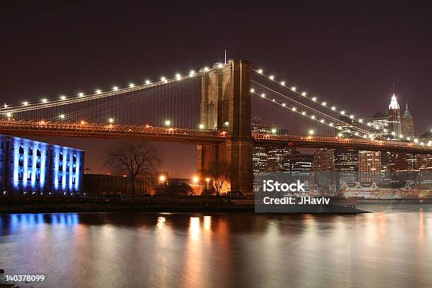 Бруклинский Мост В Ночное Время — стоковые фотографии и другие картинки Архитектура - Архитектура, Бизнес, Большой город