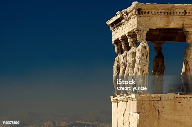 Foto de Caryatids e mais fotos de stock de Acrópole - Atenas - Acrópole - Atenas, Arcaico, Arquitetura