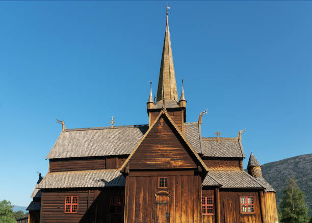 arquitectura de iglesia de madera en noruega - lom church stavkirke norway fotografías e imágenes de stock