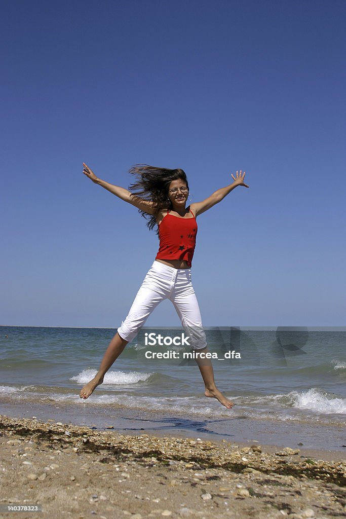 Frau springen am Strand - Lizenzfrei Aktiver Lebensstil Stock-Foto