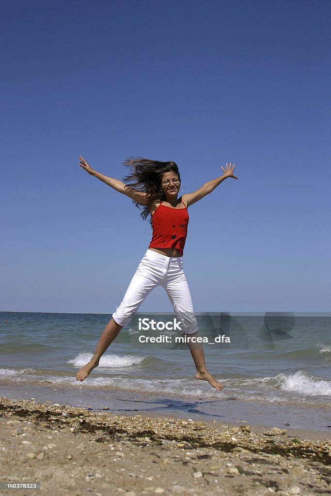 Femme sautant sur la plage - Photo de Adulte libre de droits