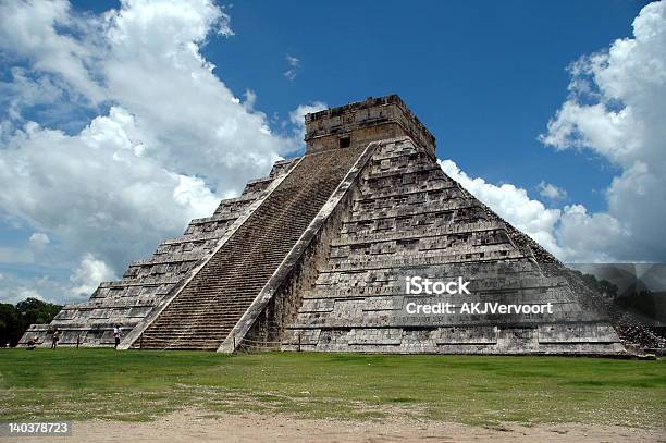 Foto de Templo Maya e mais fotos de stock de América Latina - América Latina, Cloudscape, Céu - Fenômeno natural