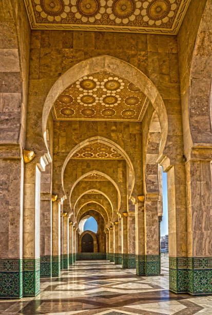 casablanca, marocco. moschea hassan ii edificio - moschea hassan ii foto e immagini stock