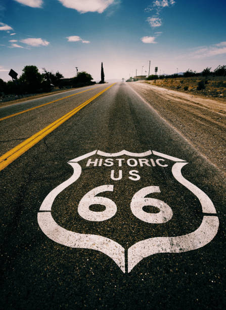 historique route 66. - route 66 california road sign photos et images de collection