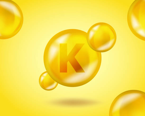 ilustraciones, imágenes clip art, dibujos animados e iconos de stock de 3d vitamina gota k phylloquinone píldora cápsula. diseño realista k filoquinona ilustración del complejo vitamínico. diseño nutricional de fármaco amarillo. - capsule vitamin pill letter k medicine