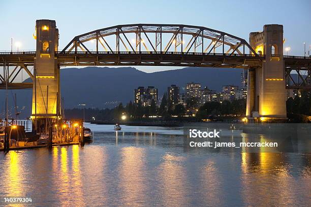 Burrrard Ponte Vancouver - Fotografie stock e altre immagini di Burrard Street Bridge - Burrard Street Bridge, Composizione orizzontale, Crepuscolo