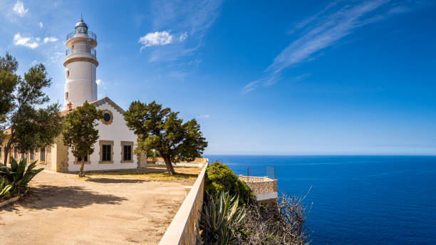 front view of the forecourt of historic puerto de soller lighthouse called far del cap gros sunlit in summer with copyspace at the right side and the mediterranean sea in the background at mallorca. - puerto de sol imagens e fotografias de stock