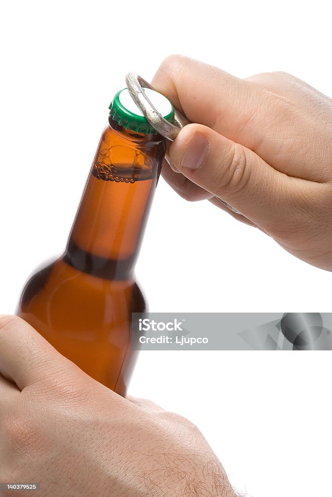 Persona aprire una bottiglia di birra - Foto stock royalty-free di Aprire