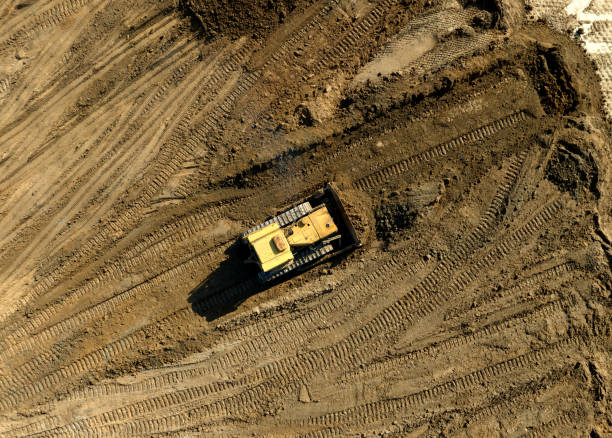 bulldozer alla bonifica della miniera una volta completata la sabbia mineraria. bonifica del terreno, livellamento, scavo della piscina, scavo di utilità. - grading foto e immagini stock