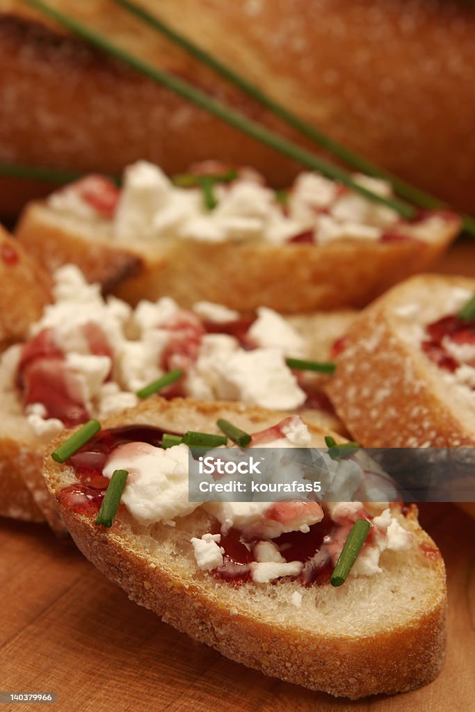 Delizioso antipasto di formaggio ed erba cipollina su pane a fette - Foto stock royalty-free di Alimentazione sana