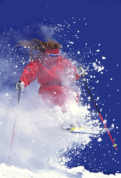kobieta latający na narty śnieg w proszku - skiing winter sport powder snow athlete zdjęcia i obrazy z banku zdjęć