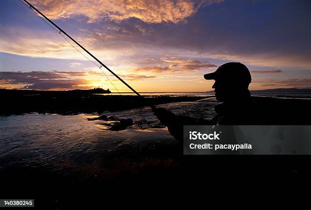 Foto de Pôr Do Sol E Pescadores Com Mosca e mais fotos de stock de Pescaria com Iscas Artificiais - Pescaria com Iscas Artificiais, Rede - Material, Adulto