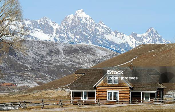 Log House Auf Prairie Stockfoto und mehr Bilder von Wohnhaus - Wohnhaus, Wyoming, Blockhütte