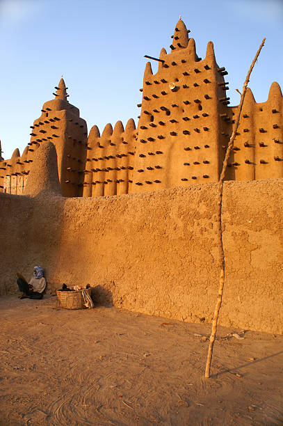 istock Big loam mosque in Djenne 140380413