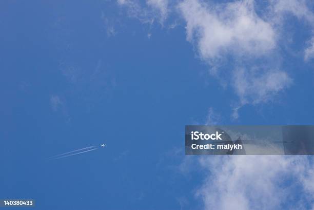 Avião E Céu - Fotografias de stock e mais imagens de Alto-Contraste - Alto-Contraste, Asa de aeronave, Avião