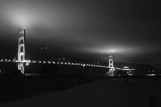 Most Golden Gate w foggy nocy – zdjęcie