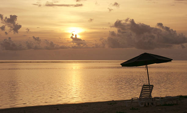 Pôr do sol na praia tropical beach - foto de acervo