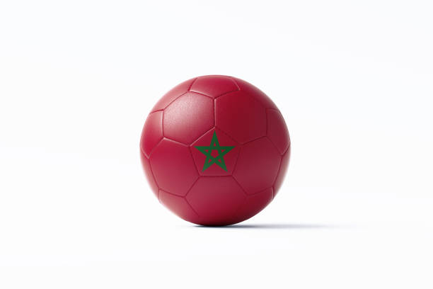 pallone da calcio strutturato con bandiera marocchina seduta su sfondo bianco - qatar 2022 world cup qualifiers - moroccan flags foto e immagini stock