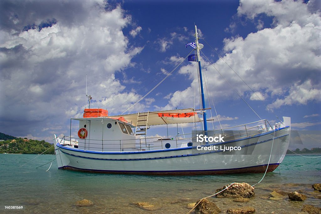 Barco de vela anclados en la playa de isla corfú - Foto de stock de Agua libre de derechos