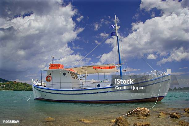 Foto de Barcos À Vela Ancorados No Mar Na Ilha De Corfu e mais fotos de stock de Ancorado - Ancorado, Azul, Barco a Vela