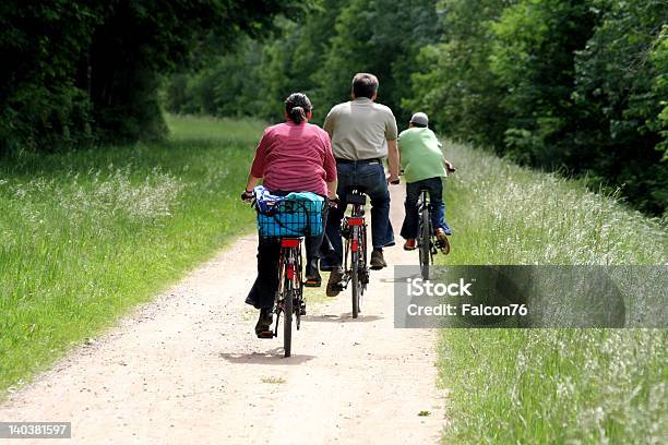 Aktive Familie Mit Fahrrad Stockfoto und mehr Bilder von Aktiver Lebensstil - Aktiver Lebensstil, Baum, Beide Elternteile