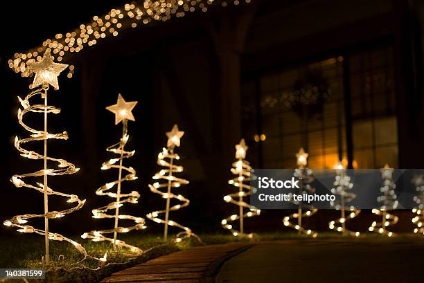 Foto de Árvores De Luz e mais fotos de stock de Natal - Natal, Jardim particular, Casa