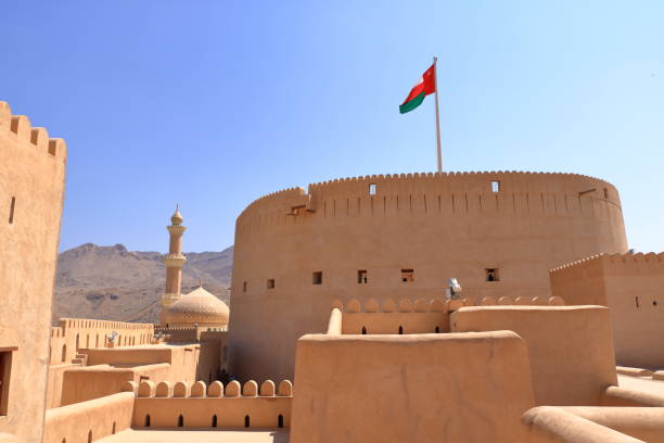 nizwa fort in oman historic building - nizwa imagens e fotografias de stock