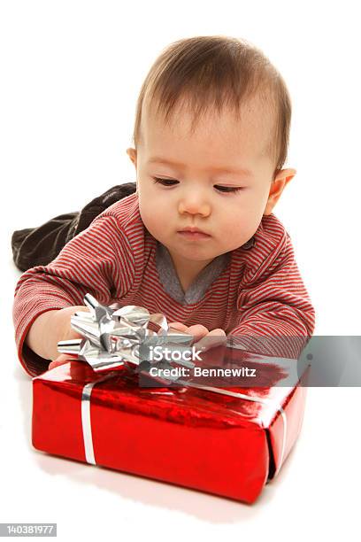 Baby Esamina Il Presente - Fotografie stock e altre immagini di Bebé - Bebé, Etnia indo-asiatica, Regalo