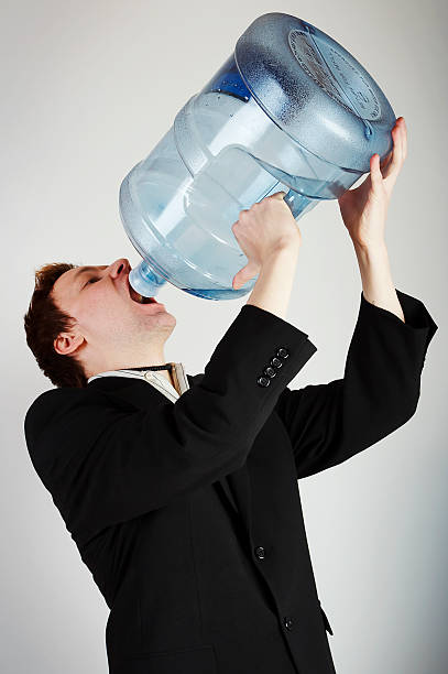 Człowiek z duża Butelka na wodę – zdjęcie
