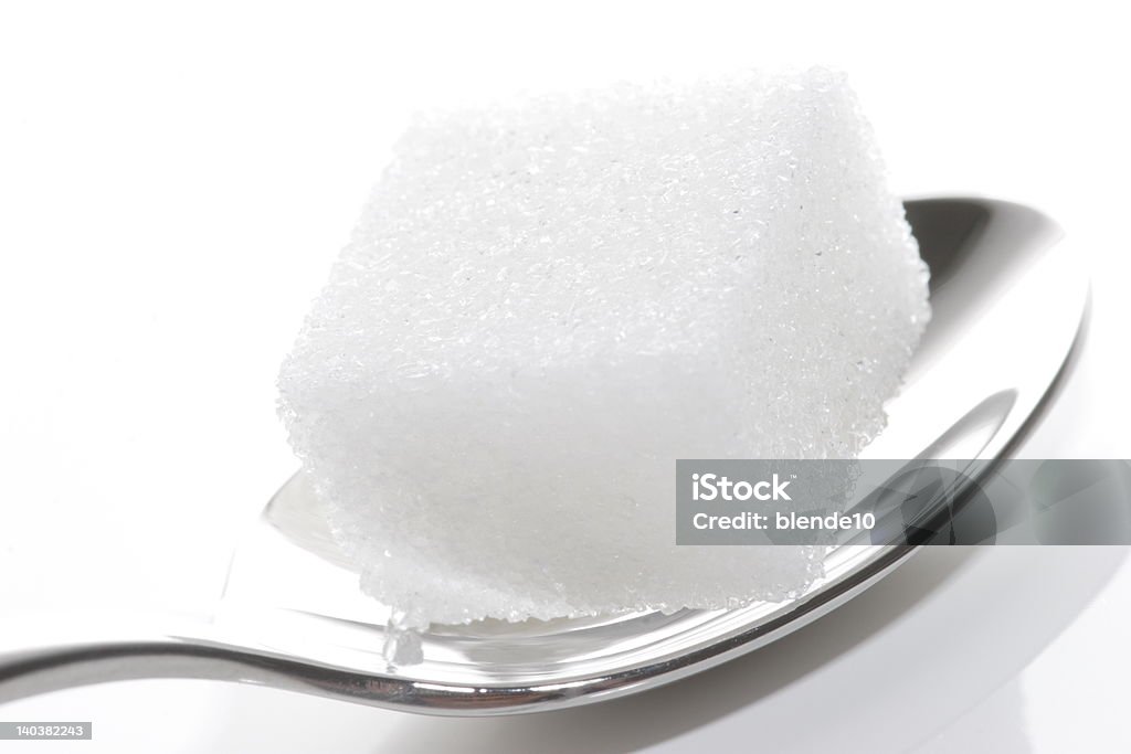 Terrón de azúcar blanca sobre la cuchara - Foto de stock de Azúcar libre de derechos