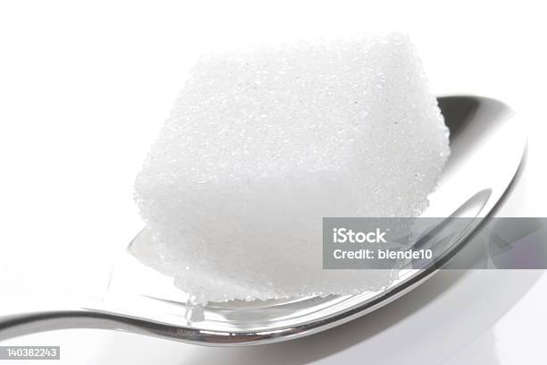Foto de Cubos De Açúcar Branco Na Colher e mais fotos de stock de Alimentação Não-saudável - Alimentação Não-saudável, Açúcar, Branco