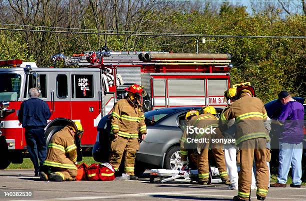 Equipa De Emergência Na Cena - Fotografias de stock e mais imagens de Acidente de Carro - Acidente de Carro, Acidente - Evento Relacionado com o Transporte, Camião