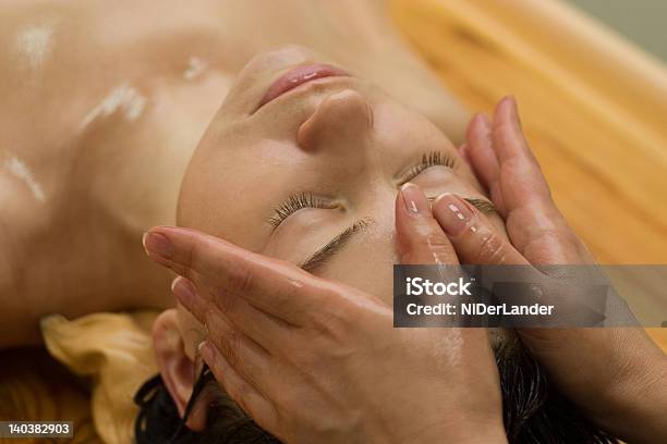 Massagem Ayurvedic - Fotografias de stock e mais imagens de Aiurveda - Aiurveda, Massajar, Face Humana