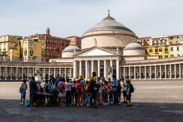 группа школьников перед церковью сан-франческо-ди-паола на площади плебишито в неаполе, италия. - piazza del plebiscito стоковые фото и изображения