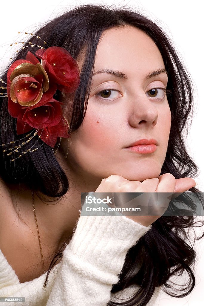 Девушка с красным цветком в в мелочах - Стоковые фото 14-15 лет роялти-фри