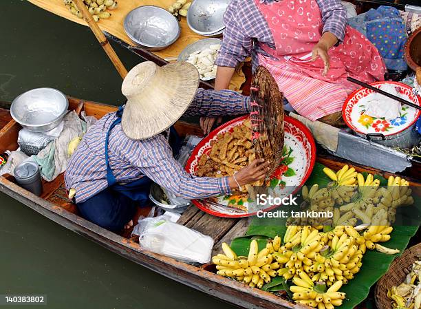 Mujer Comercio Comida En Uno De Los Mercados Flotantes De Tailandia Foto de stock y más banco de imágenes de Alimento