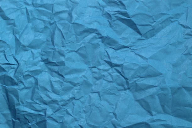 texture papier bleu froissé. - paper crumpled document garbage photos et images de collection